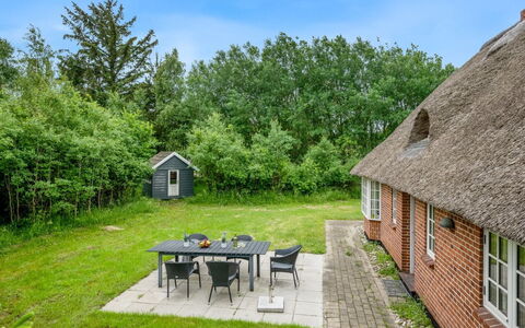 Thoren - 2Km from the Sea: Arbuste, Design Urbain, Couverture De Sol, Brique, Appartement, Biens, Brickwork, Balcon, Aménagement Paysager
