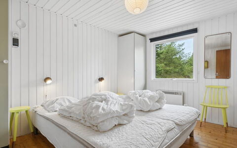 Elin - 3Km from the Sea: Mur, Chambre, Plafond, Design Intérieur, Lit, Literie, Drap De Lit, Sol, Sol, Cadre De Lit