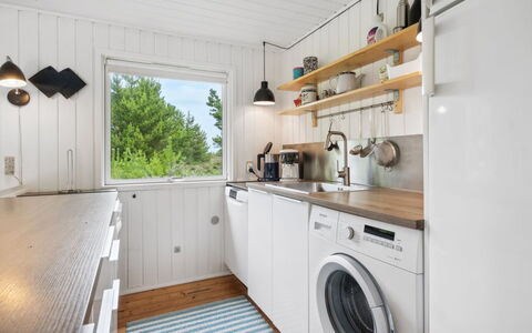 Elin - 3Km from the Sea: Bois, Sol, Sol, Principaux Appliance, Cuisine, Comptoir, Tache De Bois, Dur, Parquet, Cabinetry
