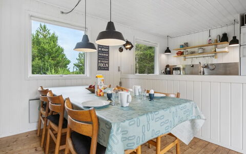 Elin - 3Km from the Sea: Meubles, Bois, Design Intérieur, Sol, Plafond, Table Cuisine Et Salle A Manger, Cuisine, Chaise, Sol, Luminaire