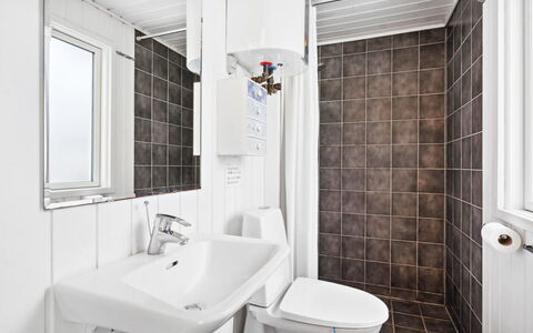 Elin - 3Km from the Sea: Luminaire Plomberie, Siège De Toilette, Sol, Toilette, Sol, Design Intérieur, Salle De Bains, Évier, Plomberie, Plafond