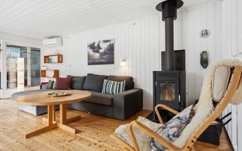 Elin - 3Km from the Sea: Sol, Sol, Meubles, Design Intérieur, Bois, Parquet, Plafond, Pièce, Salon, Canapé