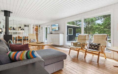 Elin - 3Km from the Sea: Sol, Design Intérieur, Sol, Bois, Plafond, Parquet, Meubles, Canapé, Salon, Domicile
