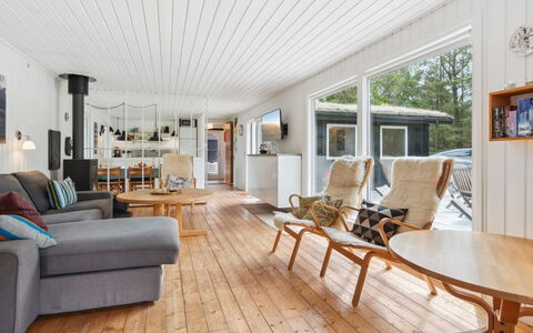Elin - 3Km from the Sea: Sol, Bois, Design Intérieur, Parquet, Sol, Plafond, Meubles, Salon, Domicile, Canapé