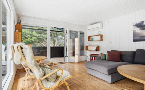 Elin - 3Km from the Sea: Design Intérieur, Sol, Meubles, Sol, Parquet, Bois, Plafond, Canapé, Salon, Pièce