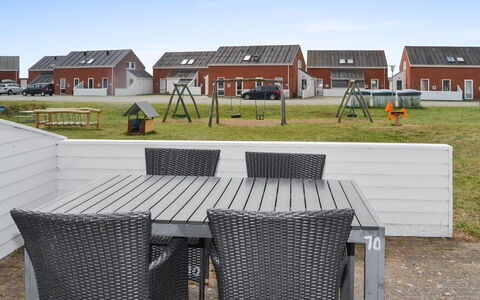 Urmas - 1Km from the Sea: Mobilier De Jardin, Cour, Pelouse, Tableau De Plein Air, Ombre, Chaise, Aménagement Paysager, Arrière-Cour, Patio