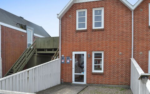 Urmas - 1Km from the Sea: Mur, Brickwork, Zone Résidentielle, Brique, Toit, Maison, Domicile, Siding, Composite, Porte