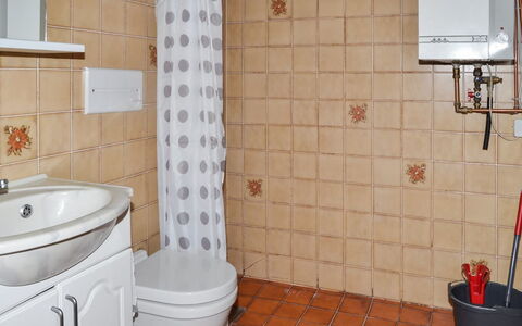 Urmas - 1Km from the Sea: Salle De Bains, Luminaire Plomberie, Sol, Sol, Lavabo, Design Intérieur, Évier, Robinet, Siège De Toilette, Toilette