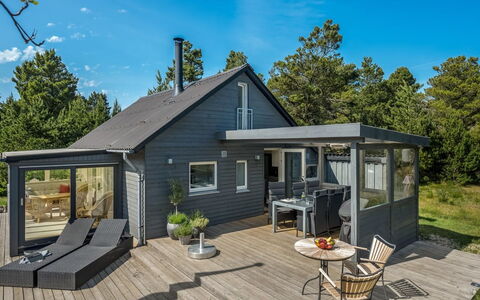 Eliene - 500M from the Sea: Bois, Toit, Maison, Domicile, Chalet, Siding, Porte, Porche, Plate-Forme, Batiments Jardin