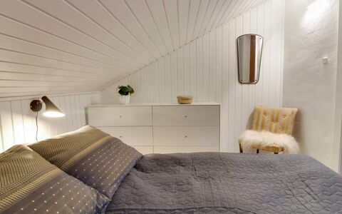 Eliene - 500M from the Sea: Design Intérieur, Chambre, Meubles, Lit, Mur, Bois, Plafond, Luminaire, Sol, Literie