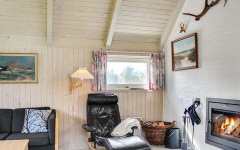 Angelika - 1.6Km from the Sea: Meubles, Design Intérieur, Chaise, Sol, Table, Recours, Sol, Plafond, Pièce, Eco Hôtel