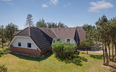 Tuula - 1Km from the Sea: Toit, Maison, Domicile, Chalet, Siding, Biens, Allée, Batiments Jardin, Cour, Cabanon