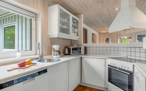 Tuula - 1Km from the Sea: Toit, Maison, Domicile, Chalet, Siding, Biens, Allée, Batiments Jardin, Cour, Cabanon