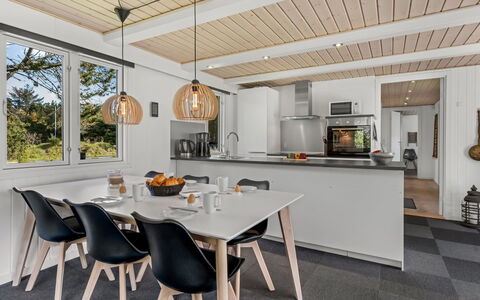 Blia - 1.5Km from the Sea: Bois, Design Intérieur, Sol, Plafond, Meubles, Table Cuisine Et Salle A Manger, Luminaire, Sol, Éclairage, Salle À Manger