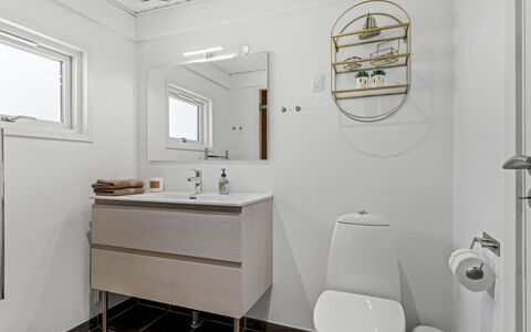 Blia - 1.5Km from the Sea: Sol, Luminaire Plomberie, Sol, Design Intérieur, Évier, Armoire De Toilette, Toilette, Siège De Toilette, Salle De Bains, Plafond