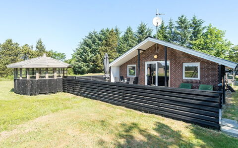Elinbjörn - 1Km from the Sea: Maison, Domicile, Toit, Zone Résidentielle, Chalet, Biens, Ferme, Pelouse, Aménagement Paysager, Siding