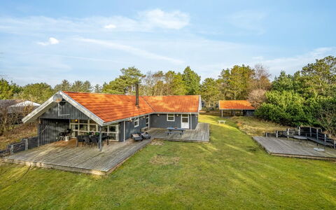 Yuma - 1Km from the Sea: Meubles, Table, Mobilier De Jardin, Tableau De Plein Air, Chaise, Tache De Bois, Ombre, Arrière-Cour, Chalet, Table Cuisine Et Salle A Manger