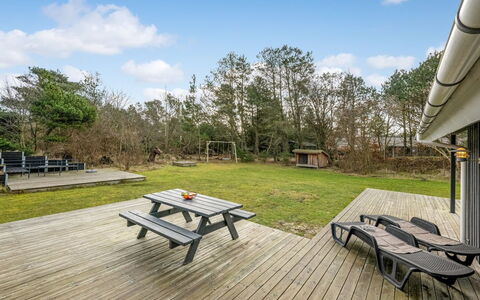 Yuma - 1Km from the Sea: Meubles, Table, Mobilier De Jardin, Tableau De Plein Air, Chaise, Tache De Bois, Ombre, Arrière-Cour, Chalet, Table Cuisine Et Salle A Manger