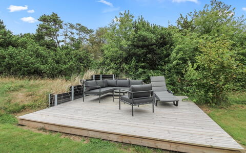 Yuma - 1Km from the Sea: Meubles, Table, Mobilier De Jardin, Tableau De Plein Air, Chaise, Tache De Bois, Ombre, Arrière-Cour, Chalet, Table Cuisine Et Salle A Manger