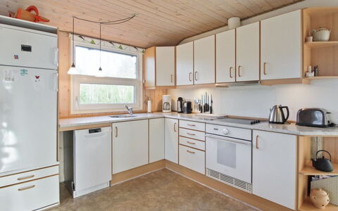 Gudni - 250M from the Sea: Cuisine, Comptoir, Bois, Appareil De Cuisine, Design Intérieur, Sol, Principaux Appliance, Plafond, Cabinetry, Meubles