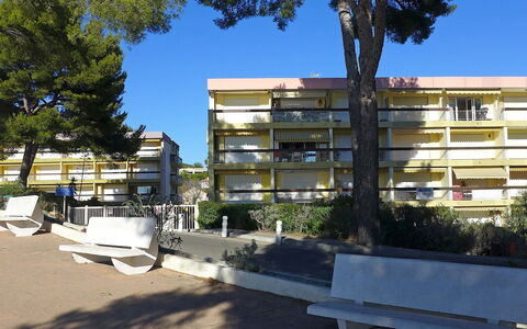 La Calanque D'Or: Ciel, Plante, Bâtiment, Jour, Ombre, Arbre, Design Urbain, Quartier, Zone Résidentielle, Espace Public