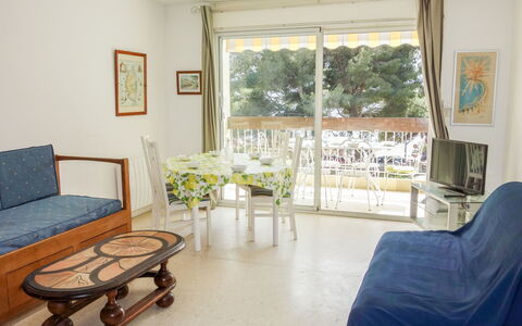 La Calanque D'Or: Pièce, Meubles, Propriété, Sol, Bâtiment, Design Intérieur, Salon, Table, Maison, Immobilier