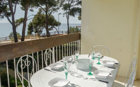 La Calanque D'Or: Table, Vaisselle, Meubles, Propriété, Bâtiment, Chaise, Plante, Vaisselle, Nappe De Table, Ciel