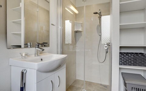 Skakke - 900M from the Sea: Salle De Bains, Luminaire Plomberie, Mur, Design Intérieur, Sol, Sol, Lavabo, Évier, Robinet, Plomberie