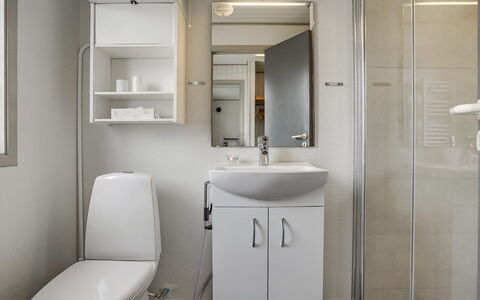 Skakke - 900M from the Sea: Salle De Bains, Lavabo, Évier, Luminaire Plomberie, Design Intérieur, Siège De Toilette, Toilette, Sol, Sol, Robinet