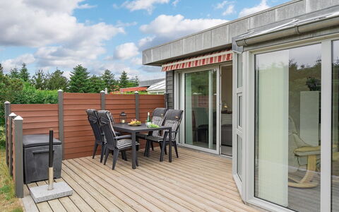 Skakke - 900M from the Sea: Bois, Domicile, Meubles, Porte, Plate-Forme, Composite, Tache De Bois, Dur, Siding, Pot De Fleur