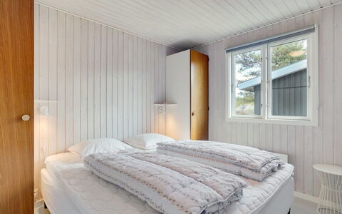 Absolon - 1.5Km from the Sea: Bois, Chambre, Plafond, Design Intérieur, Lit, Drap De Lit, Literie, Domicile, Pièce, Cadre De Lit
