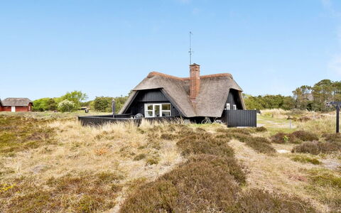 Vladan - 1.6Km from the Sea: Chalet, Domicile, Maison, Toit, Porche, Biens, Siding, Batiments Jardin, Ferme, Cour
