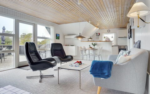Vladan - 1.6Km from the Sea: Chalet, Domicile, Maison, Toit, Porche, Biens, Siding, Batiments Jardin, Ferme, Cour