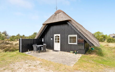 Vladan - 1.6Km from the Sea: Chalet, Domicile, Maison, Toit, Porche, Biens, Siding, Batiments Jardin, Ferme, Cour