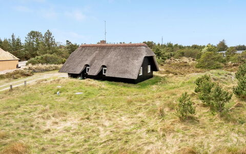 Vladan - 1.6Km from the Sea: Chalet, Domicile, Maison, Toit, Porche, Biens, Siding, Batiments Jardin, Ferme, Cour