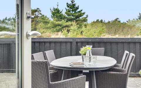 Vladan - 1.6Km from the Sea: Chalet, Domicile, Maison, Toit, Porche, Biens, Siding, Batiments Jardin, Ferme, Cour