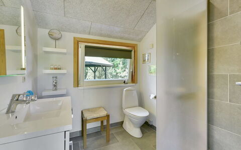 Jorina - 700M to the Fjord: Luminaire Plomberie, Sol, Lavabo, Salle De Bains, Design Intérieur, Plafond, Évier, Sol, Toilette, Robinet