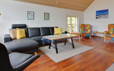 Gidsken - 30M from the Sea: Meubles, Sol, Design Intérieur, Sol, Bois, Parquet, Canapé, Salon, Domicile, Revêtement De Sol Stratifié