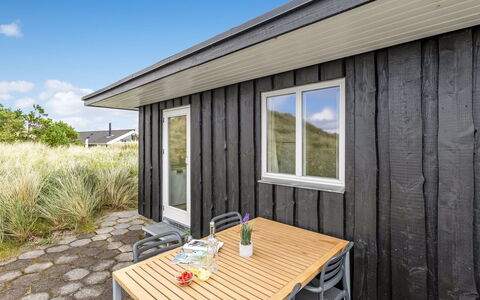 Iken - 500M from the Sea: Meubles, Mobilier De Jardin, Vaisselle, Table, Drinkware, Chaise, Tableau De Plein Air, Aliments, Bouteille