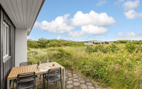 Iken - 500M from the Sea: Meubles, Mobilier De Jardin, Vaisselle, Table, Drinkware, Chaise, Tableau De Plein Air, Aliments, Bouteille