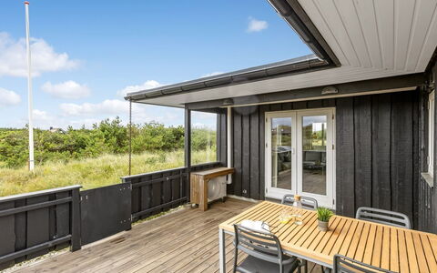 Iken - 500M from the Sea: Meubles, Mobilier De Jardin, Vaisselle, Table, Drinkware, Chaise, Tableau De Plein Air, Aliments, Bouteille
