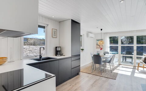 Gillis - 900M from the Sea: Sol, Design Intérieur, Cuisine, Parquet, Sol, Bois, Plafond, Comptoir, Meubles, Cabinetry