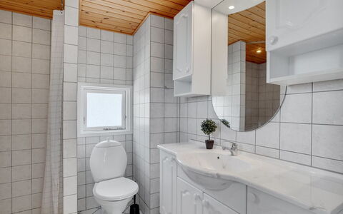 Gillis - 900M from the Sea: Luminaire Plomberie, Mur, Sol, Lavabo, Design Intérieur, Évier, Sol, Salle De Bains, Robinet, Plafond
