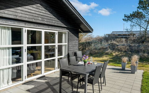 Gillis - 900M from the Sea: Bois, Meubles, Mobilier De Jardin, Chaise, Sol, Table Cuisine Et Salle A Manger, Porte, Table, Porche, Tableau De Plein Air