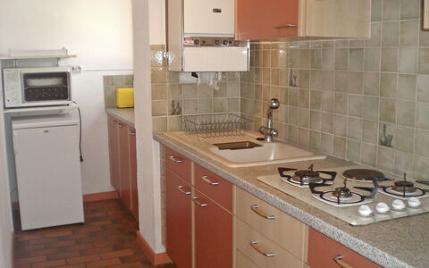 Le Grand Vallon: Propriété, Pièce, Cabinetry, Principaux Appliance, Cuisine, Comptoir, Meubles, Tuile, Évier, Cuisinière