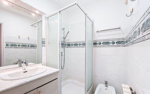 Le Grand Vallon: Sol, Sol, Luminaire Plomberie, Design Intérieur, Salle De Bains, Plafond, Pièce, Plomberie, Robinet, Évier