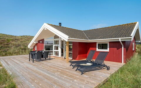Emelie - 200M from the Sea: Meubles, Table, Mobilier De Jardin, Tableau De Plein Air, Chaise, Tache De Bois, Ombre, Arrière-Cour, Chalet, Table Cuisine Et Salle A Manger