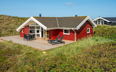 Emelie - 200M from the Sea: Meubles, Table, Mobilier De Jardin, Tableau De Plein Air, Chaise, Tache De Bois, Ombre, Arrière-Cour, Chalet, Table Cuisine Et Salle A Manger