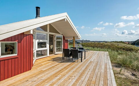 Emelie - 200M from the Sea: Meubles, Table, Mobilier De Jardin, Tableau De Plein Air, Chaise, Tache De Bois, Ombre, Arrière-Cour, Chalet, Table Cuisine Et Salle A Manger