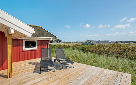 Emelie - 200M from the Sea: Meubles, Table, Mobilier De Jardin, Tableau De Plein Air, Chaise, Tache De Bois, Ombre, Arrière-Cour, Chalet, Table Cuisine Et Salle A Manger